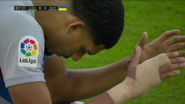 La preocupación de Ronald Araújo mientras todo sucedía. (Foto: Captura Espn)