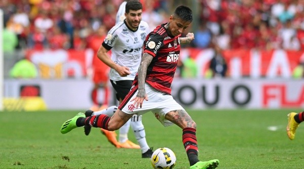 RIO DE JANEIRO, BRAZIL - SEPTEMBER 04: Erick Pulgar of Flamengo kicks the ball during a match between Flamengo and Ceara as part of Brasileirao 2022 at Maracana Stadium on September 4, 2022 in Rio de Janeiro, Brazil. (Photo by Andre Borges/Getty Images )-Not Released (NR)