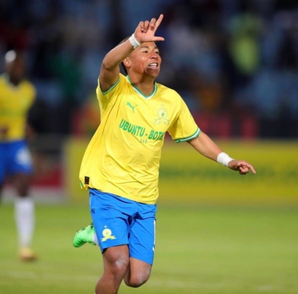 Allende la rompe en el fútbol de Sudáfrica. | Foto: Mamelodi Sundowns