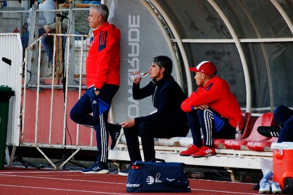 Diego López y su cuerpo técnico, entre quienes estaba el hoy interino Sebastián Miranda, tuvieron duros encuentros con el plantel de la U. | Foto: Agencia Uno