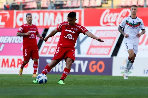 Nicolás Guerra anotó un golazo para poner en ventaja a Ñublense. | Foto: Agencia Uno