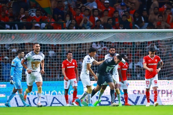 El portero Julio González celebra el tanto del empate que rescató el Pumas ante el Toluca. (Getty Images).