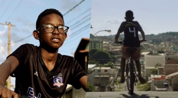 Deivinho luce una rústica camiseta de Colo Colo en la película Um Marte. | Foto: Captura