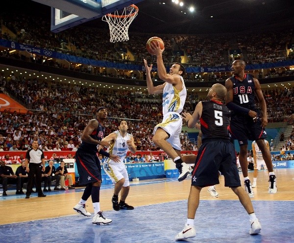 Manu Ginóbili defendió la camiseta de Argentina en los Juegos Olímpicos de Beijing 2008 y enfrentó a la leyenda Kobe Bryant. | Foto: Getty