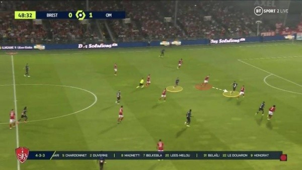 “Todo está listo para que el polaco vaya a portería con la zurda, pero falla el balón y permite que Brendan Chardonnet lo recupere”.