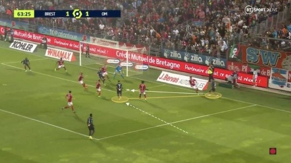 “Por detrás, cruza al final de la carrera, pero a Clauss que también siguió el movimiento de su compañero le falta un poco para recuperar este uno-dos- tres”.