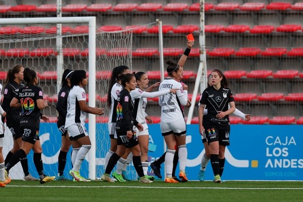 Rosario Balmaceda recibió la tarjeta roja a los 28 minutos del partido, luego de una falta sobre Javiera Grez en la boca del área. (Comunicaciones ANFP)