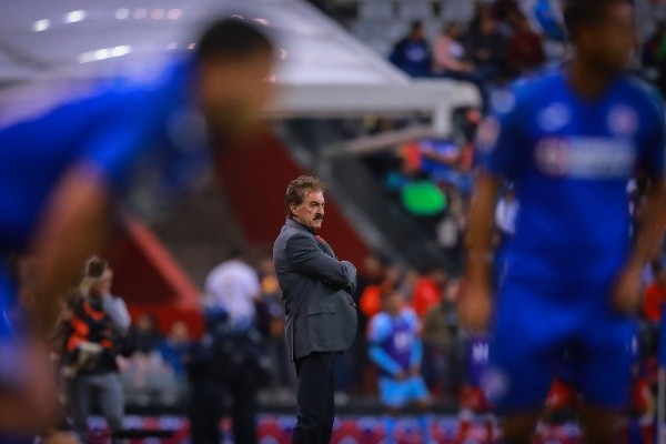 Supuestamente encontraron a Ricardo La Volpe desnudo en una cama. Responsable de la publicación en Twitter salió a aclarar que era una broma luego de hacer estallar la red social del pajarito.