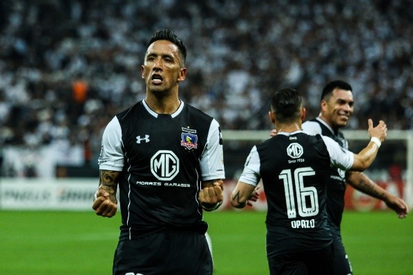 Lucas Barrios festeja un gol clave para que Colo Colo eliminara a Corinthians en los octavos de final de la Copa Libertadores 2018. (Agencia Uno).