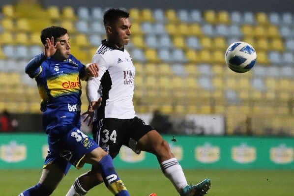 Lautaro Pastrán disputa la pelota con Vicente Pizarro en el empate 1-1 de Everton de Viña del Mar y Colo Colo. (Agencia Uno).