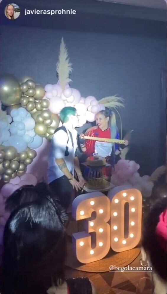 Parot cantando el cumpleaños feliz a su señora.