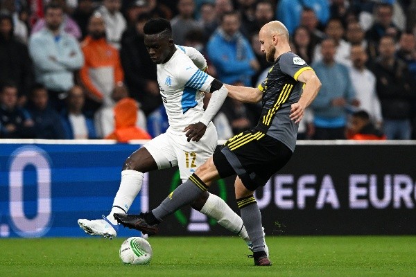 Bamba Dieng en acción por el Olympique de Marsella ante el Feyenoord en la UEFA Conference League. (Getty Images).