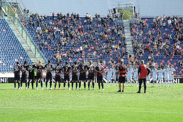 Gary Medel y sus compañeros se unen en un minuto de silencio antes de enfrentar a Empoli. | Foto: Getty