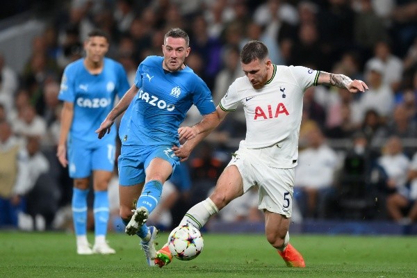 Jordan Veretout disputa el balón con el danés Pierre-Emile Hojbjerg en la derrota del Olympique de Marsella frente al Tottenham Hotspur por la primera fecha del Grupo D de la Champions League. (Getty Images).