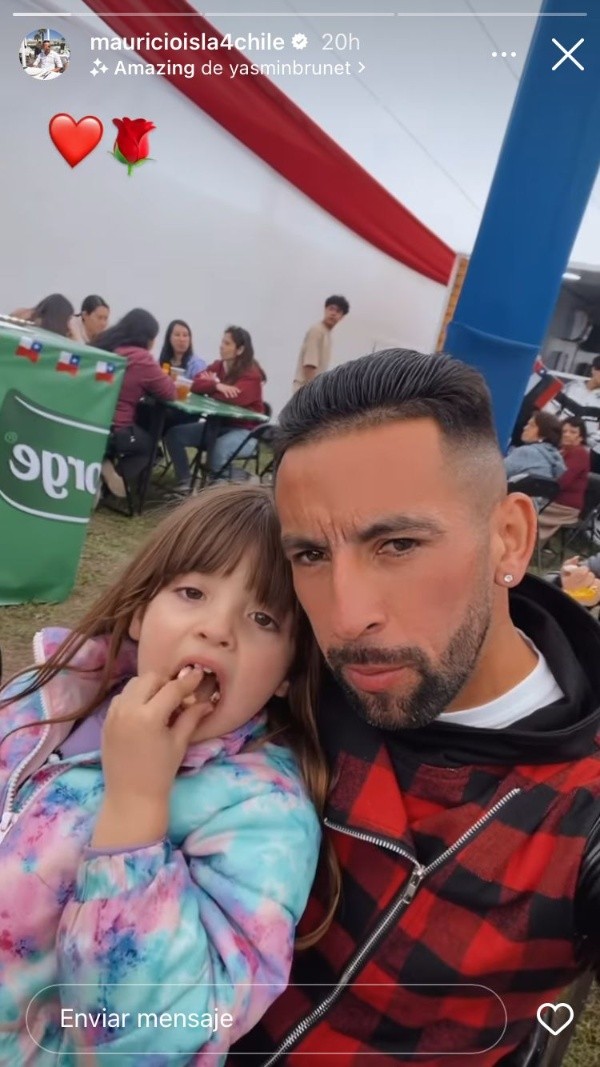 acompañado de su pequeña hija en una fonda.