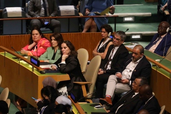 Delegación chilena en la Asamblea de la ONU: Ministra Fernández (defensa), embajadora Narváez y Canciller Urrejola (abajo); ministra Rojas (Medio Ambiente) y ministros Marcel (Hacienda) y Ávila (Educación). Foto: Agencia Uno
