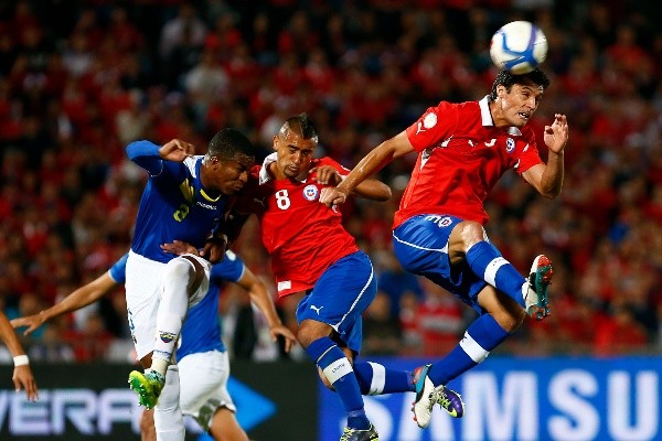 Marcos González cabecea una pelota en un duelo entre Chile y Ecuador en octubre de 2013. (Agencia Uno).