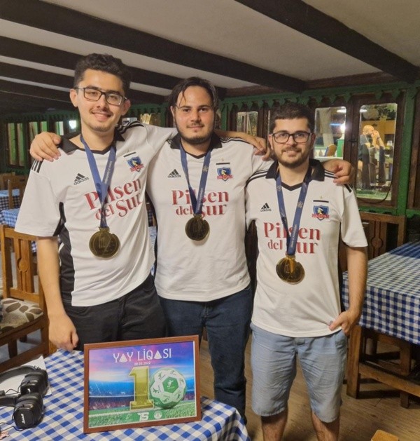 Mientras esperan ansiosos por un nuevo título albo, el grupo azerbaiyano también luce sus medallas en juegos de trivia futboleros | Gentileza