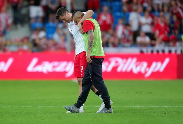 Arturo Vidal no enfrentó a Polonia con la Roja en 2018, pero sí se vio con Lewandowski.