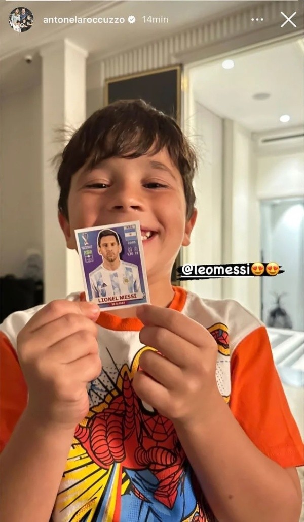Mateo Messi quedó feliz al encontrarse la lámina de su padre para el álbum del Mundial de Qatar 2022.