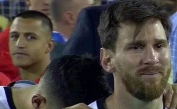 El inolvidable llanto de Messi tras perder la segunda final ante Chile (Archivo)