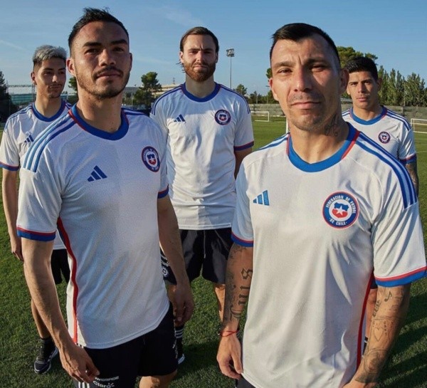 Alarcón, Suazo, Brereton, Medel y Pavez modelan la nueva camiseta blanca de Chile. | Foto: @LaRoja