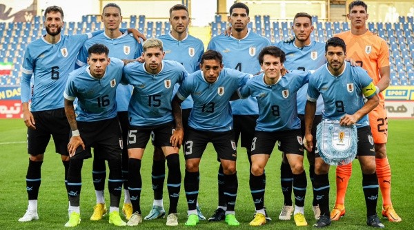 La formación de La Celeste contra Irán. (Foto: Selección de Uruguay)