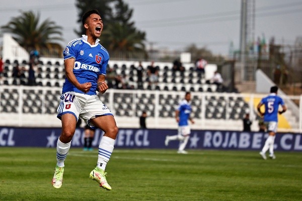 Así festejó Lucas Assadi su primer gol en la Universidad de Chile. (Agencia Uno).