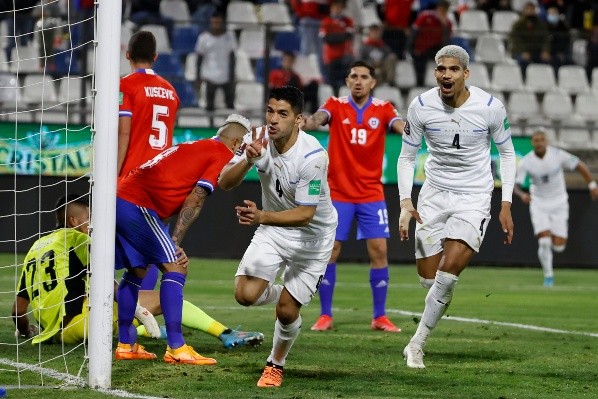 En la última fecha de las Eliminatorias Sudamericanas, Uruguay venció 2-0 a Chile y se clasificó a Qatar 2022. | Foto: Getty