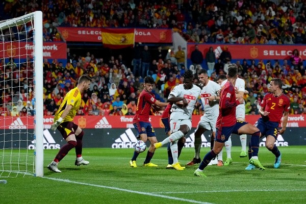 España sufrió dos goles a pelota parada. (Foto: Getty Images)