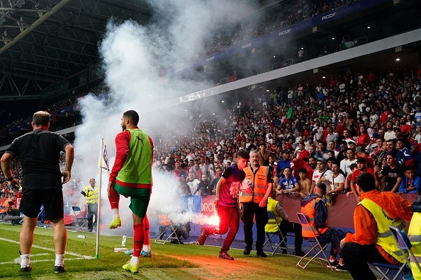 Bengalas, colados e invasión a la cancha en el estadio del Espanyol durante el amistoso de Chile contra Marruecos.