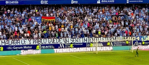 El lienzo que dedicaron los hinchas del Málaga a Pablo Guede este sábado. Foto: Twitter
