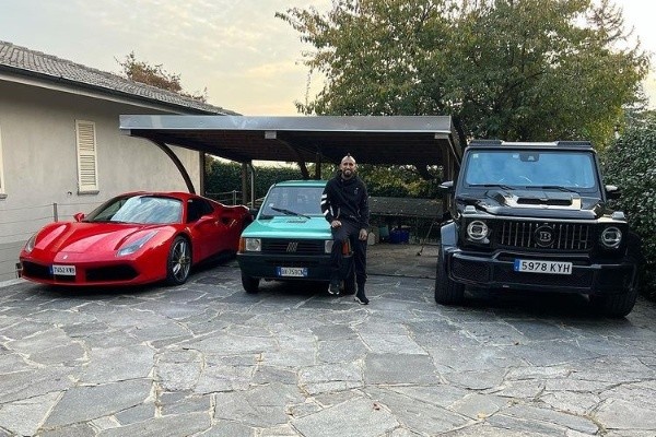 Además de los autos lujosos, Vidal luce feliz su “pandita”. | Foto: Archivo