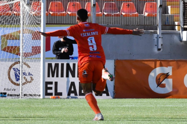 David Escalante celebra el gol que le dio la victoria a Cobreloa frente a Unión San Felipe.