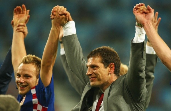 Slaven Bilic celebra con Ivan Rakitic cuando lo dirigió en la selección de Croacia, donde estuvo desde 2006 hasta 2012. (Getty Images).