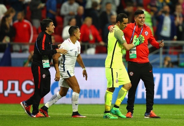 Alexis Sánchez y Claudio Bravo tras la victoria de Chile ante Portugal en la Copa Confederaciones 2017. (Getty Images).