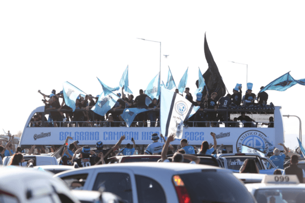Así fue el bus que trasladó por Córdoba al plantel de Belgrano, que regresó a la primera división de Argentina.