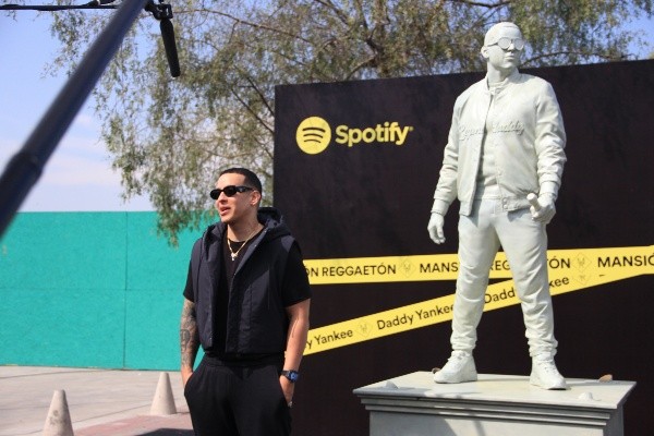 Daddy Yankee en Chile | El Big Boss tiene su propia estatua en el Nacional.(Foto: Bizarro)