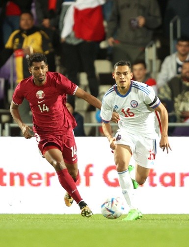 Nayel Mehssatou en acción en el empate 2-2 entre Chile y Qatar. (Federación de Qatar).