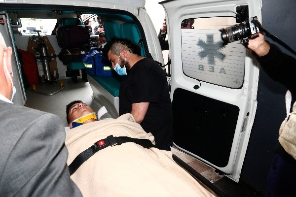 El portero fue retirado en ambulancia hasta Santiago.