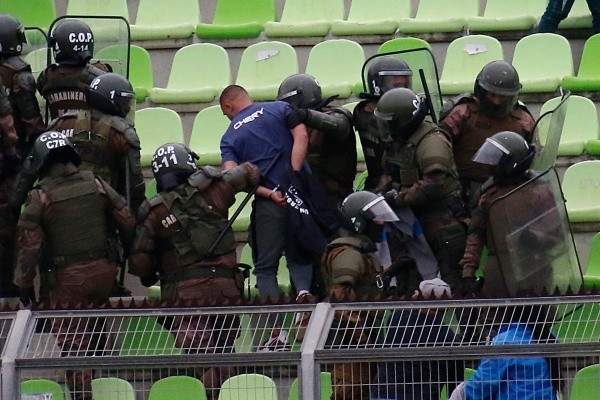 Carabineros detuvo hinchas en el estadio.