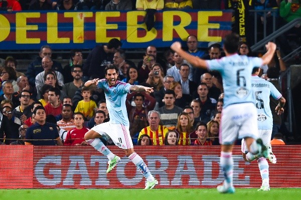 Joaquín Larrivey celebra el gol que le marcó al Barcelona en el triunfo del Celta de Vigo en el Camp Nou el 1 de noviembre de 2014. En la temporada 14-15, el Bati marcó 11 tantos, incluido este que le hizo a Claudio Bravo. (Getty Images).