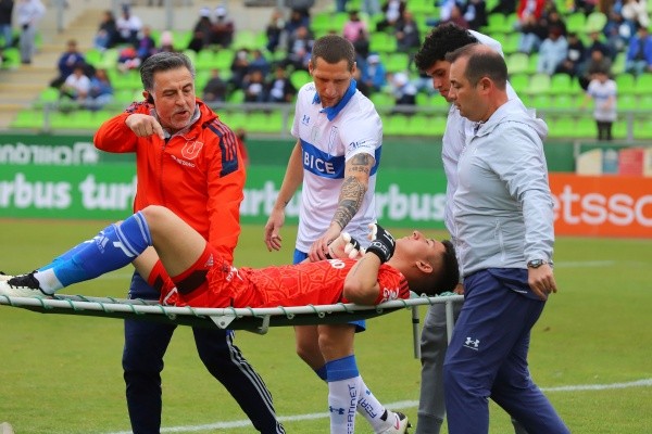 Martín Parra dejó en ambulancia la cancha del Estadio Elías Figueroa tras una terrible agresión de la hinchada de la UC. | Foto: Agencia Uno