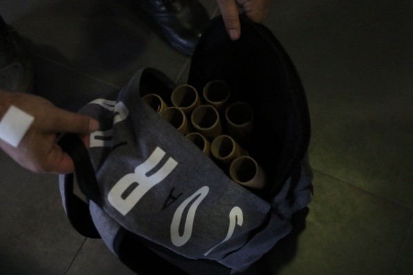 La mochila con fuegos artificiales en Valparaíso. Foto: René Sáez / Emisora Bullanguera.