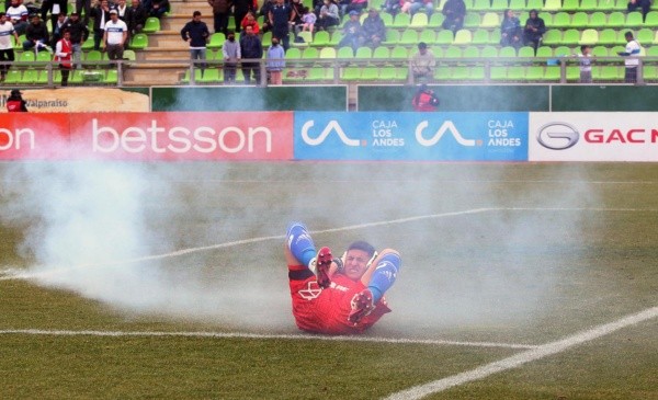 Coke Hevia furioso con el nuevo numerito de la barra de la Católica: agresión criminal con fuegos artificiales al arquero de la U en el Clásico Universitario.