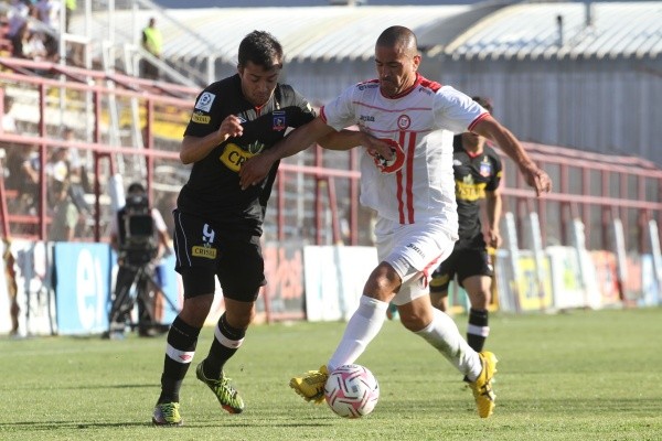 Kike Acuña jugando contra Colo Colo, equipo al que quiso llegar (Agencia Uno)