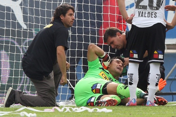 Justo Villar quedó aturdido en el gol de la Católica que fue validado pese a estallarle un petardo. (Foto: Agencia UNO)