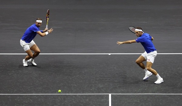 Rafa Nadal dio la vuelta al mundo recientemente al ser compañero de Roger Federer en el último partido del suizo como profesional. | Foto: Getty