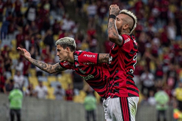 Flamengo casi se complica por un penal de Arturo Vidal, pero golea a Bragantino.