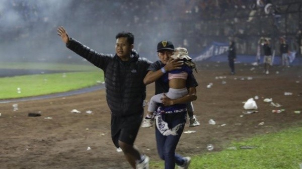 Dramáticos momentos se vivieron tras la estampida en Indonesia que dejó más de 100 muertos. Foto: Twitter
